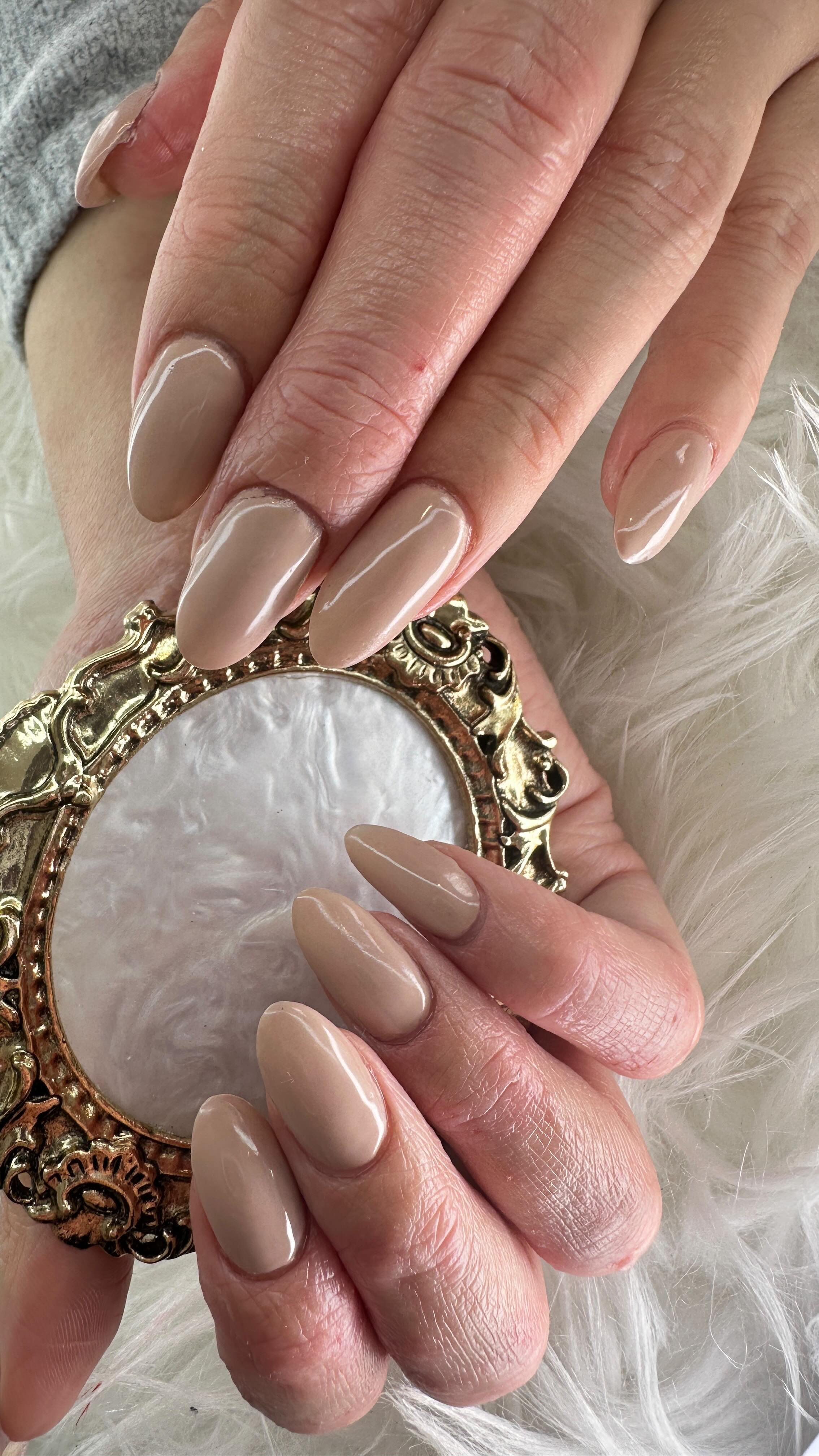 Another work day in the nail studio. Acrylics 3 weekly infill. This vid is me at work in my happy place. ✨ 🥰
#champagnenailsnz #rotoruanailtech #rotoruanailartist #nailartist💅 #nailslove💅 #rotoruanailsalon #gelpolish #acrylicnailsrotorua #almondshapenails #nudenails💅