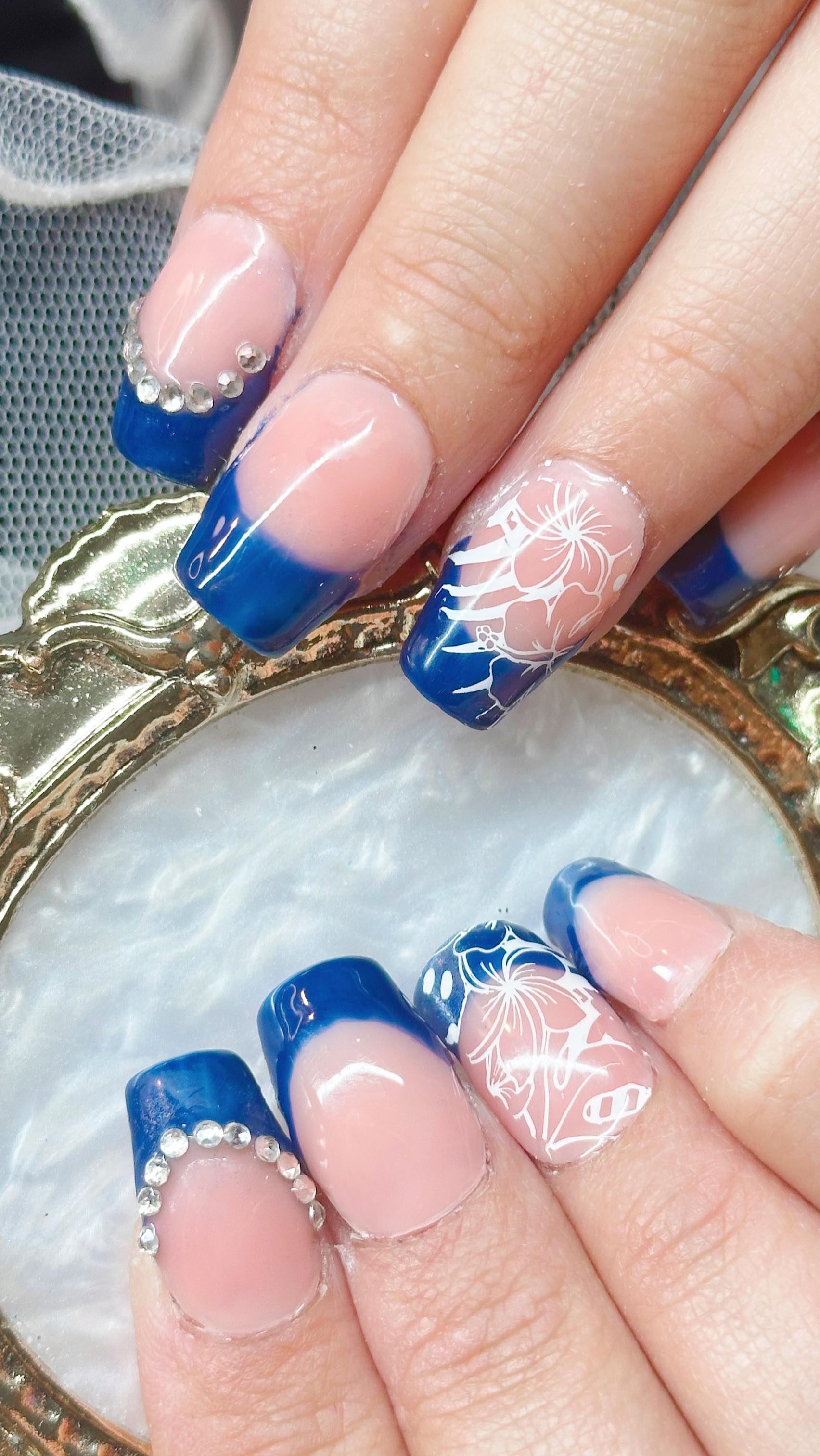 Soft Gel Press Ons, Acrylic Nails, 💅 Builder Gel Extensions, Nail Art, French Tips, BIaB overlays.
DM all enquiries.