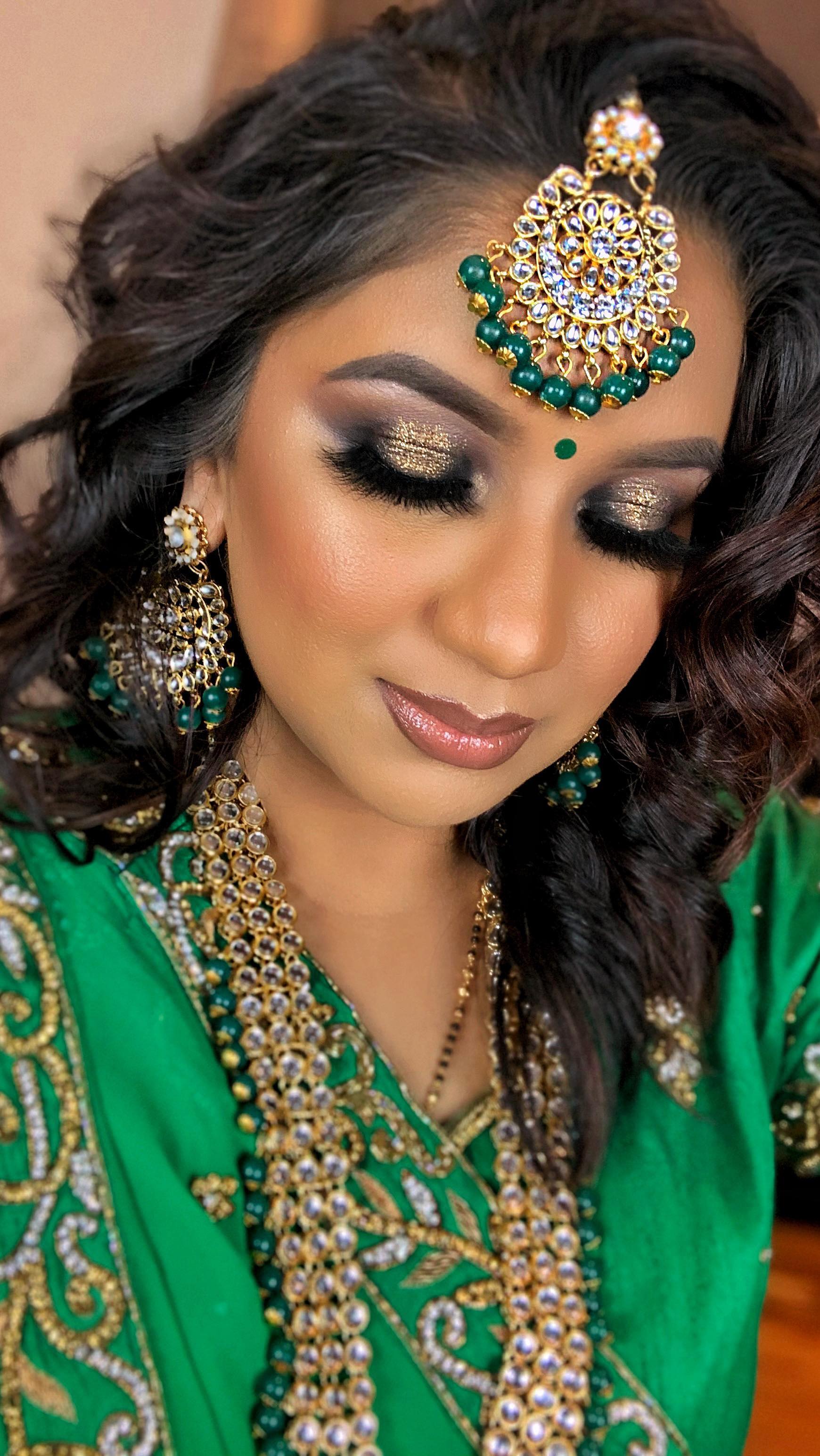 Going back to the 2020 Quarantine Vani, feeling like a bad gyal and all 😅 I stumbled upon some forgotten files that I promised myself I'd never share. But guess what? I'm about to embarrass myself on social media 😅
Get ready to have a good laugh, folks 😅😂
But can we talk about this glam, tho? I was literally living my best makeup life during lockdown. 🥹
Hair, Makeup & Dressing @makeupbyvani
📸 @vanis.view
#MakeupByVani #VanisViewPhotography #VanisArtisanBakery #houstonmua #houstonmakeupartist #wedding #weddingday #houstonhairstylist #fyp #houstonbrides #houstonbridalmakeupartist #reelsinstagram #makeupartist #muasupport #undiscoveredmua #makeupartists #houstontx #makeupreels #houstonphotographer #houstonphotography #bridalmakeup #houstonweddings #bridalglam #weddingsinhouston #houstonbrides #bridesofhouston #bridesmaid #makeupinspo