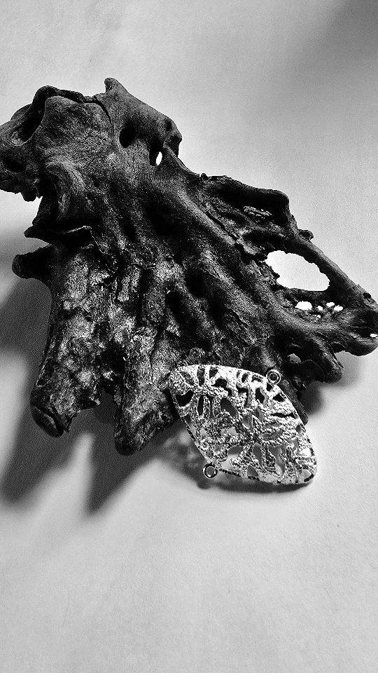 A quick glimpse into the design studio as we slowly develop the details of a design.
#happyfridayeveryone
#josannemark #luxuryjewelry #handmadejewelry #jewelrydesign #caribbeaninspired #slowfashion