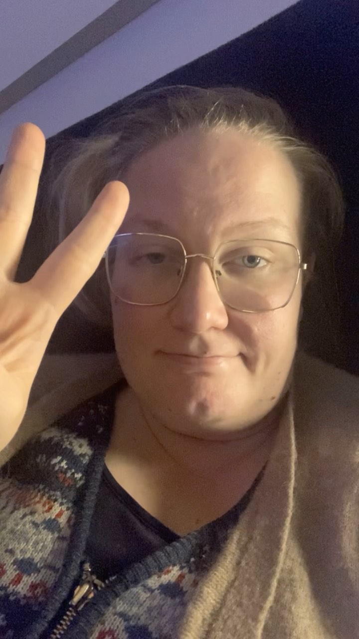 Pitkät on tunnit, kun kotona voimattomana odottelee parantuvansa. Tänään täytyy hakea apua ihan lääkäriltä saakka. Onneksi puoliso on pitänyt perheestä ja kodista huolta ja ollaan saatu apukäsiä isovanhemmilta 🫶
Pysykäähäm terveenä ❤️