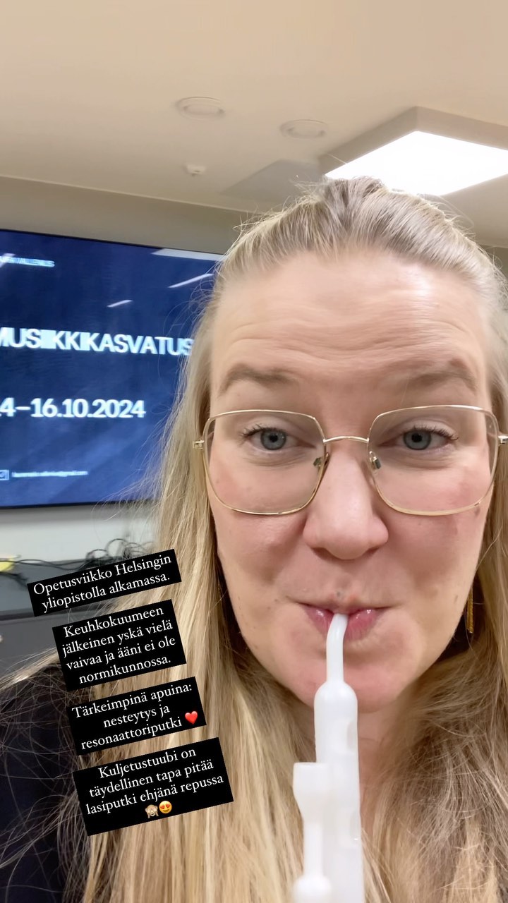 Aika usein äänellä täytyy työskennellä myös silloin, kun se ei ole optimitilassa. Itselläni keuhkokuumeen jälkeinen yskä koettelee ääntä, vaikka muuten olen jo hyvässä työkunnossa.
Paradoksaalisesti luennoin tällä viikolla varhaiskasvatuksen opiskelijoille äänenkäytöstä ja laulamisesta 😂🙈
Tämän opetusviikon keskeiset elementit äänen hyväksi:
- nesteytys (vedenjuonti ja höyryhengitys)
- resonaattoriputki ennen ja jälkeen opetusten (ja vähän välissäkin)
- erittäin viisas ja säästeliäs äänenkäyttö, pedagogiset ratkaisut äänen jaksamista ajatellen
Pidetäänhän tärkeimmästä työvälineestämme huolta ❤️🫶❤️
#äänihyvinvointi #äänenkäyttö #ääniystävä #yskä