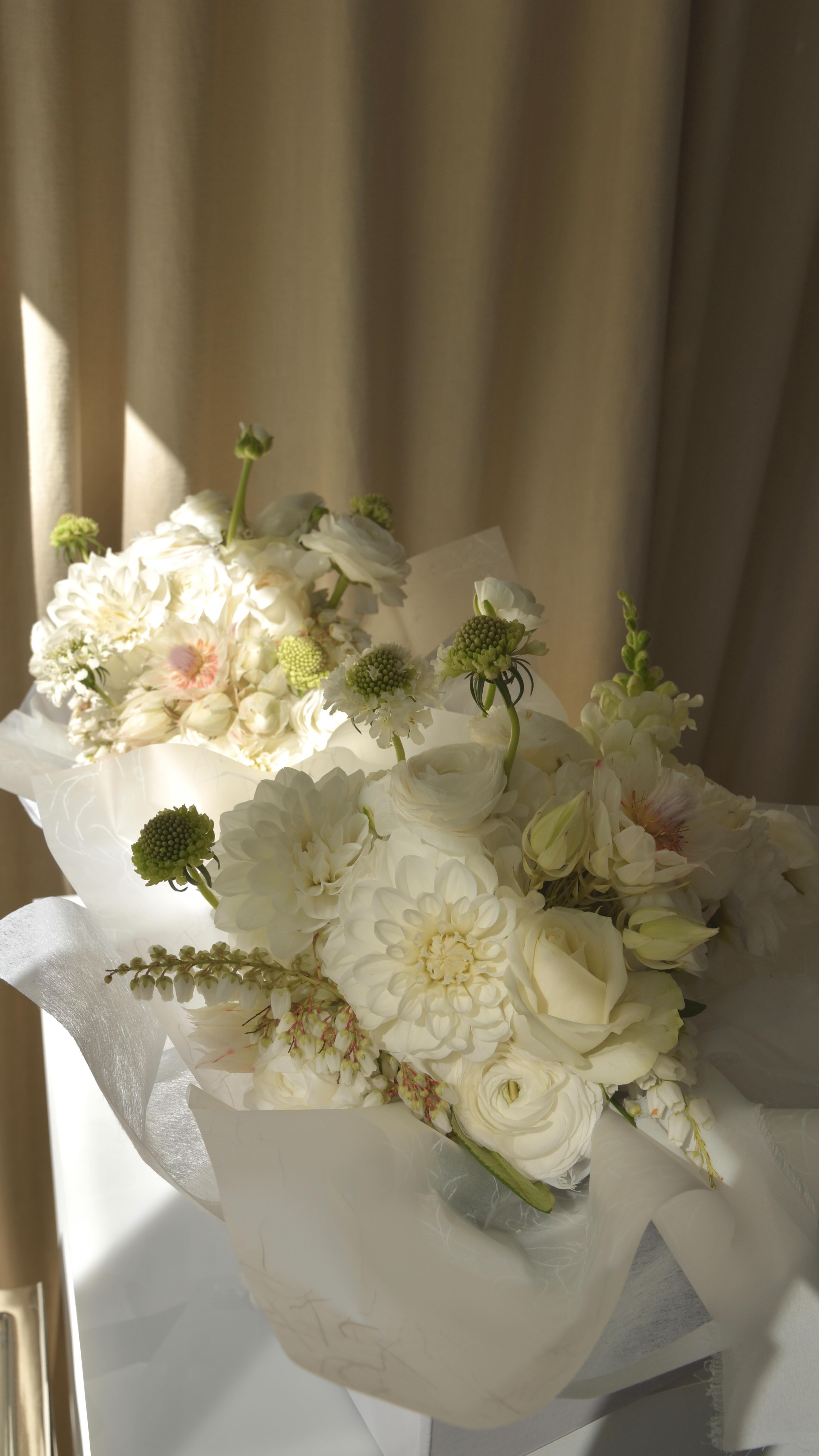 Spring blooms at their finest 🤍 Chic, timeless and ever so delicately whimsical
#brisbanewedding #brisbaneweddingflorist