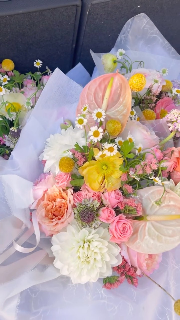 Florists are real life fairies 🧚🏻✨Enjoy watching this magical car load of spring flowers soak up sunshine before Jess & Harry’s special day