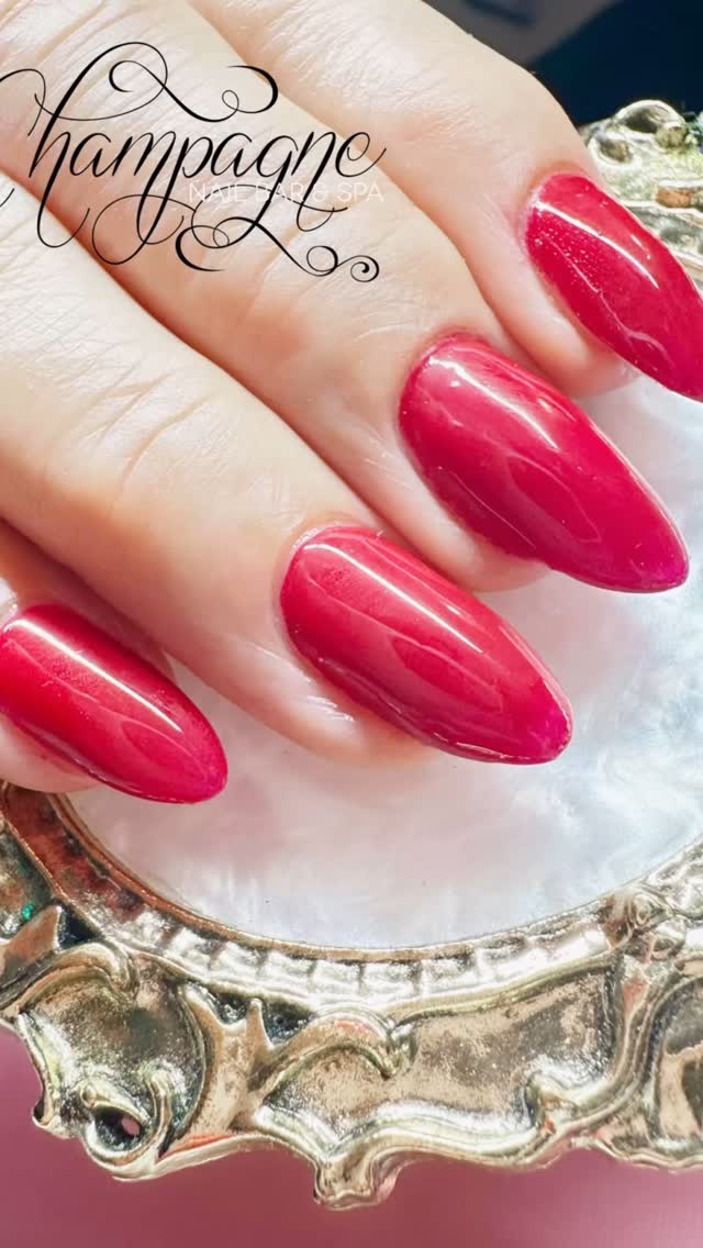 💅✨ A stunning set of red gel polish almond-shape nails, just in time for the weekend! This fabulous client has been keeping her nails on point with builder gel backfills every 3 weeks for nearly 2 years. Since I relocated to Rotorua from Auckland, she’s been dedicated to her nail game, booking appointments 6 months in advance to secure her favorite after-work slot! 😍❤️
Remember, appointments are essential—no walk-ins due to high demand! Let’s keep those nails beautiful 24/7! 🌟 #NailGoals #RotoruaNails #longlastingbeauty #nailartist💅 #rotoruanailtech #gelpolish #customnails #