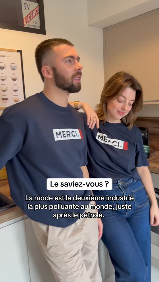 Chaque année, des milliards de vêtements sont produits, souvent dans des conditions désastreuses pour la planète.
Pollution de l’eau, dépendance au pétrole (matières synthétiques) et tonnes de déchets textiles chaque seconde. Il est temps de repenser notre manière de consommer.
Chez Merci Madame Monsieur, on propose une alternative : une mode plus responsable, durable et engagée. ♻️🌱
Et toi, tu choisis quoi ? 🌍
#slowfashion #moderesponsable #consommerautrement #lesaviezvous