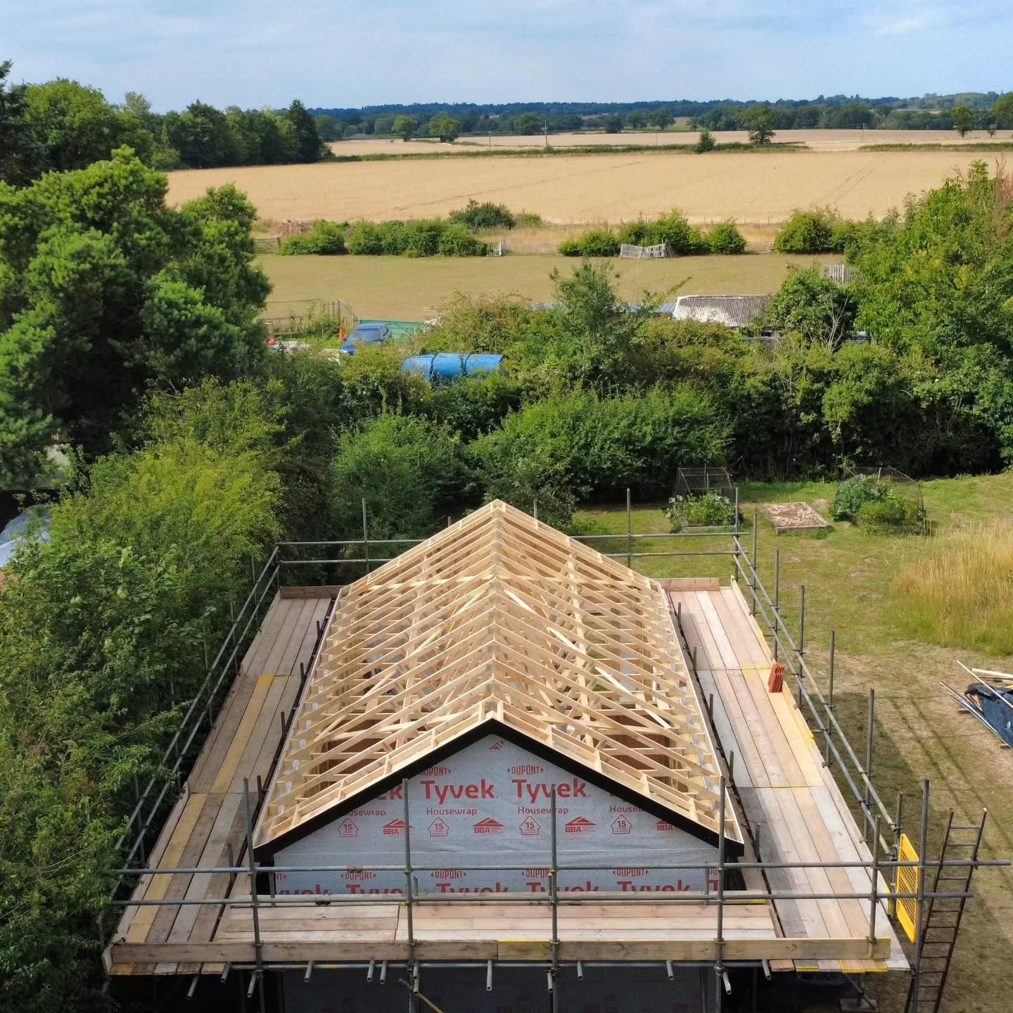 Annexe Update below!!
The timber frame is now complete. Roof trusses on with soffit and fascia fitted. Internal walls are up.
Next week, the roof will be tiled using clay pantiles. Building control will come and inspect the frame, and 1st fix plumbing/electrical work taking place whilst we get back to our other garden room project 🙌
#readgardenrooms #GardenRoom #gardenbuilding #annexe #grannyannexe #norfolk #timberframe