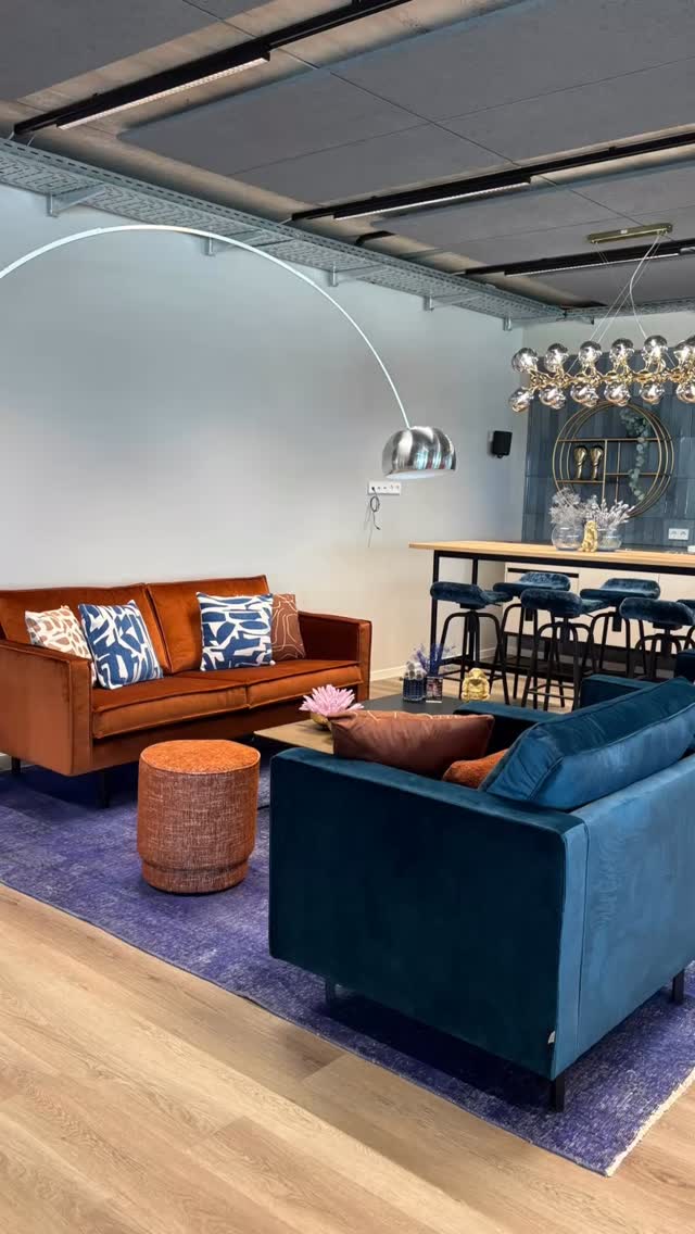 Knalliges Orange trifft cooles Blau! 💙🧡
In diesem stylischen Office durften wir unserer Kreativität freien Lauf lassen.
Das leuchtende Orange bringt Power und Energie, während das tiefe Blau Ruhe und Fokus schenkt. ✨
Dazu moderne Phoneboxen für ungestörte Calls und gemütliche Lounge-Ecken für entspannte Pausen – Design trifft Funktionalität!
Ein Workspace, der inspiriert und Eindruck hinterlässt. 😍
Wie gefällt dir dieser Farbmix?
#OfficeVibes #ModernWorkplace #OrangeAndBlue #Phonebox #WorkspaceGoals #InteriorDesign #OfficeInspo #ColorPop #NewWork #DesignLovers #WorkStyle #brustpartner #office #interiordesign