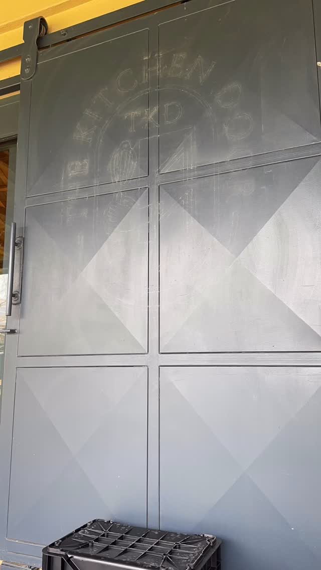 Had such a fun (and sunny) day out yesterday painting the logo of The Kitchen Door, the new restaurant at the breathtaking beautiful Gabrielskloof Wine Estate. Was great to get out the @1shotpaints and the @ashandover sable hair brushes for this epic logomark by @spookdesignco. Thanks to @gabrielskloof and @thekitchendoor_ a for a fantastic commission. Gabrielskloof Wine Estate 🍷🪽R43 Botrivier
.
.
.
.
.
#signwriting #sign #signpainting #signwriter #signage #1shotpaint #paint #painting #handdrawn #handlettering #handpainted #alwayshandpaint #lettering #typography #letterart #typographyinspired #casuallettering #script #type #cttype #letteringworkshop #capetown #capetownsignwriting