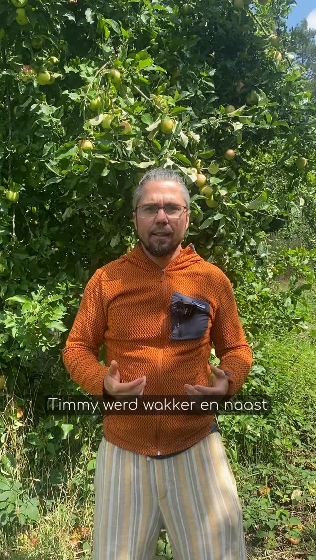 #verbindendecommunicatie We kennen allemaal voorbeelden van zulke tirannieke gezinnen
waar de olifant in de porseleinkast zo groot is dat je er niet naast kunt zijn,
maar het is niet bespreekbaar.
Door schuld, schaamte, boete en boosheid,
projecties en verwachtingen,
en gedachten als ‘wat gaan de mensen niet denken’,
geven we onze kracht weg.
Onze taalpatronen zijn zodanig veranderd dat we niet het juiste gereedschap hebben in onze taalkoffer om onze gevoelens en behoeftes te weten en te erkennen.
Laat staan hoe ze te communiceren zonder dwang of schuldinductie.
Er is ons geleerd dat als er een conflict is, we iets niet goed gedaan hebben.
Dat God of het universum ons straft.
Dat er een goede of een slechte is.
Dus vermijden we liefst dat conflict.
Stellen we ons gesprek uit en uit,
zodat het conflict zo groot geworden is dat het alles vernietigt
en veel moeite kost om terug te helen.
Conflicten omarmen
Gelukkig is er een gereedschap dat we kunnen aanleren
zodat we conflicten beter kunnen hanteren.
We meer woordenschat krijgen om onze gevoelens en behoeftes te uiten
op zo’n manier dat de ander vanuit zichzelf wil bijdragen eraan,
zonder dwang of straffen,
zodat conflicten sneller oplossen
en oude draken kunnen over het hoofd gestreeld worden zodat hij terug krimpt.
In september start er een nieuwe cursusreeks van vier zaterdagen op elkaar:
Basistraining Verbindende Communicatie.
Op deze vier dagen krijg je alle gereedschap hoe je jezelf goed kunt uiten,
de ander kunt horen zonder je persoonlijk aangevallen te voelen
en hoe je conflicten kunt managen.
Inschrijven doe je in de link in bio.