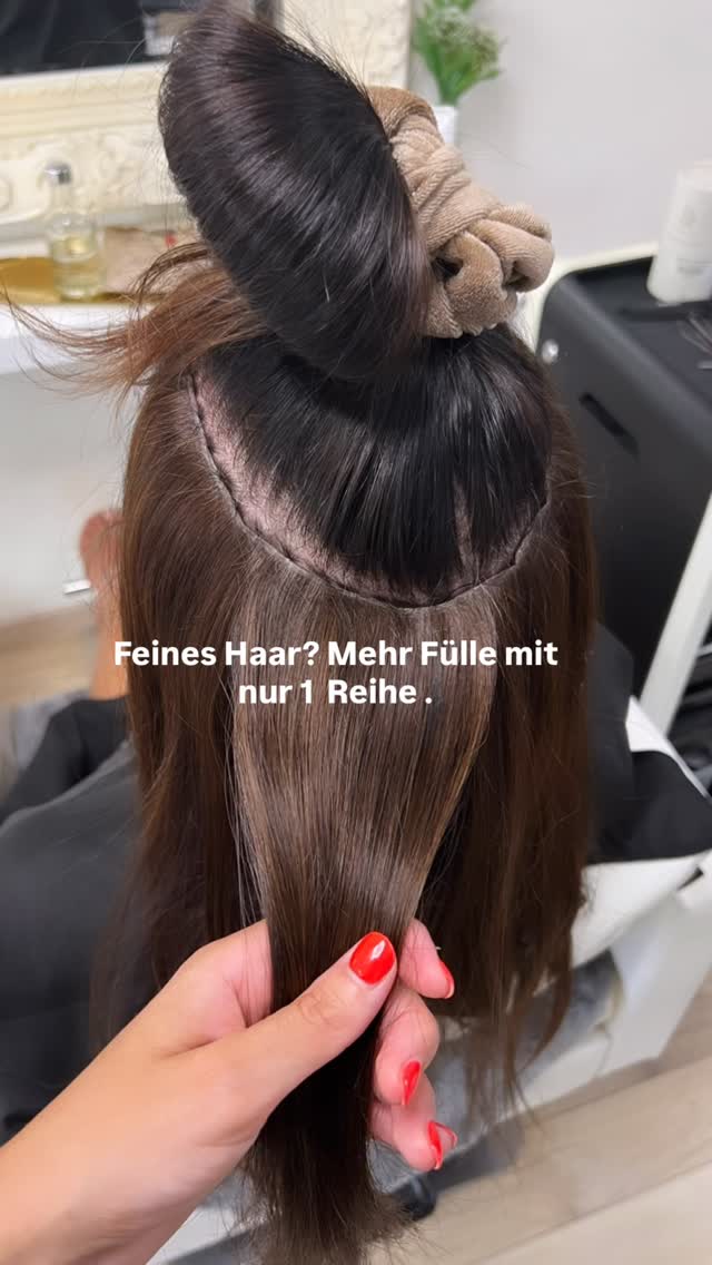 Feines Haar? Wir zeigen dir, was möglich ist! 💁♀️
Mit nur 1 Reihe Lumera TwinWeft bekommst du sichtbar mehr Volumen – ganz ohne Ziepen oder Aufwand.
✨ Schnell, schonend, natürlich.
✨ Perfekt für Haarverdichtungen.
✨ Ideal für feines oder empfindliches Haar.
🔍 Du willst wissen, ob das bei dir auch geht?
📲 Dann buch jetzt ganz einfach deine Beratung online – oder schreib uns per WhatsApp!
📍 Bel Hair – Küsnacht
#Haarverdichtung #FeinesHaar #LumeraTwinWeft #ExtensionsSchweiz #Wunschkunden #Verwöhnerlebnis #belhairküsnacht #Haarfülle #JetztBuchen #SchweizerCoiffeur #Küsnacht #hairgoals