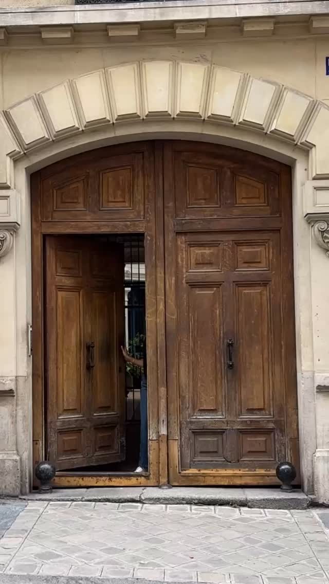 Another day of walking and shopping around Paris. And taking my new @sezane Le Crop jeans for a spin. This pair of jeans has been on my wishlist for years! #comfystyle #sezanelovers #sezane #travelstyle #intentionalwardrobe