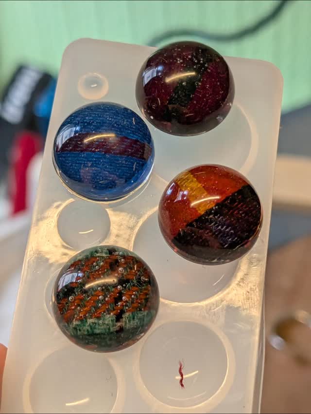 Playing with resin and tartan off-cuts to add to recycled silver rings. 💍🏴
#jewellerydesign #sterlingsilver #scotland #handmade #resinjewelry