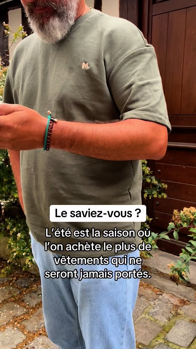 L’été est la saison où l’on achète le plus de vêtement qui ne seront jamais portés. Maillots, robes légères, tenues spéciales vacances, achats impulsifs…
Ils finissent souvent au fond d’un placard, encore étiquetés. Parfois oubliés. Souvent jetés.
Et dès septembre c’est la rentrée qui relance la machine : Nouvelles envies, nouveaux vêtements.
➡️ Résultat : on consomme plus, plus vite, et plus souvent qu’on ne le pense.
Chez Merci Madame Monsieur, on croit à un vestiaire utile, durable et réfléchi. Parce qu’un vêtement qui dure, c’est un vêtement qu’on aime longtemps. 🌿
#mercimadamemonsieur #moderesponsable #slowfashion #rentréeresponsable #lesaviezvous