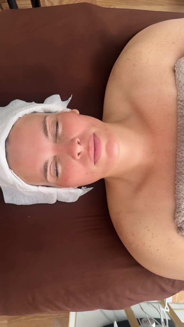 ALGINATE MASK❄️
- calms inflammation
- balances pH
- locks in hydration
- enhance product absorption
On its own or paired with ionization technology (increases product absorption by 40x) the Alginate mask leaves the skin calm, cool & glowing. Perfect for post summer, extractions, Dermaplaning. Consider this the icing on the cake 🤗 @environskincare_us
.
.
.
#environskincare #esthetician #skin #skinhealth #facial #buccalmassage #dermaplaning #acne #healing #calm #antiinflammatory