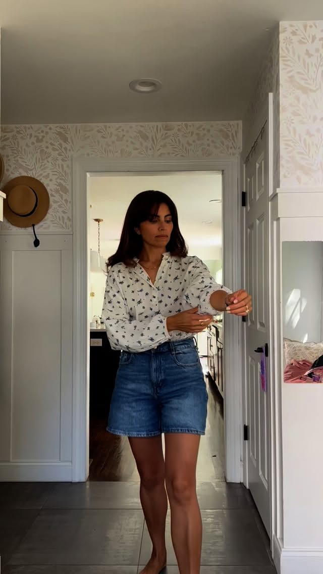 Shorts and poet blouse combo because summer isn’t over yet. Comfy outfit for an afternoon full of extracurriclars.
.
.
Combo de shorts y blusa de poeta porque el verano aún no ha terminado. Outfit cómodo para una tarde llena de extracurriculares. #outfitdeldia #transitionalstyle #intentional wardrobe