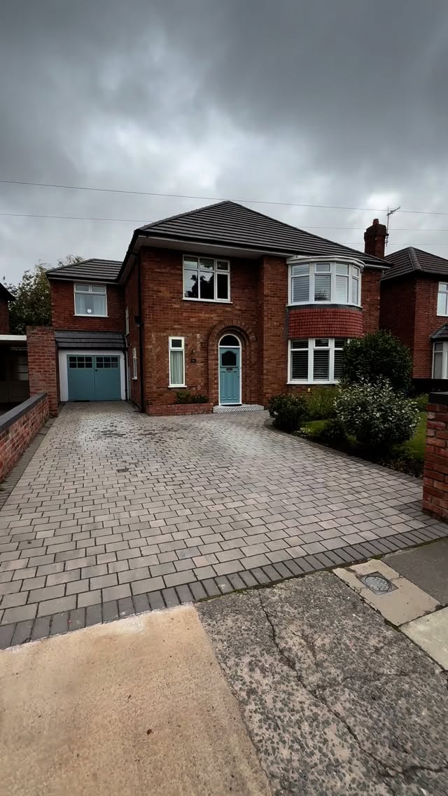 Beautiful big bay windows fitted out in 89mm hardwood shutters with 89mm louvres 🤩
.
.
.
#shuttersliverpool #madetomeasure #windows #windowtreatments #merseyside #Liverpoolblinds #Liverpool #wirralinds #liverpoolshutters #blindsliverpool #maghullblinds #project #shutters #liverpoolroofblinds #windows #interiordesigner #childwall #northwest #kitchen #foryou #foryoupage #interiordesign #bespoke #curtains #fyp