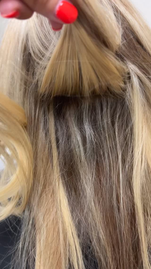 ✨ Deine Tressen sitzen nicht mehr richtig?
Das Gefühl kennen viele – aber du musst dich damit nicht abfinden 💛
Ob deine Extensions bei uns gemacht wurden oder woanders:
Ich helfe dir, sie wieder schön, fest und unsichtbar hochzusetzen.
Mit über 20 Jahren Erfahrung und feinster Technik bringe ich deine Haare wieder in Bestform –
damit du dich wieder rundum wohl & schön fühlst ✨
📲 Buche dir jetzt deinen Beratungstermin direkt online
Oder schreib mir einfach per WhatsApp oder DM – wir finden die passende Lösung für dich 💬
#ExtensionsZürich #TressenRefresh #HairGlowUp #BelHairKüsnacht #ExtensionsPflege #ExtensionsService #Liftingtechnik #ZürichHairlove #Verwöhnerlebnis #strähnenliebe