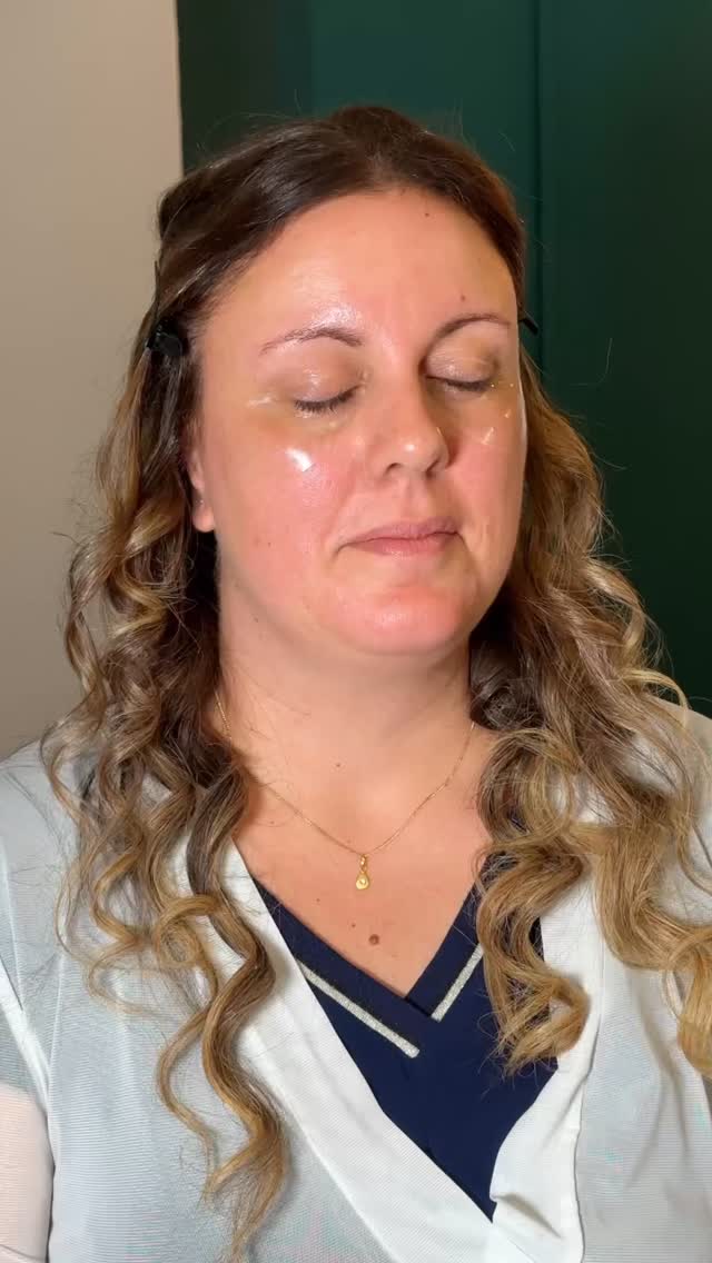 J'adore répéter à mes mariées qu'elles ont l'obligation de se prendre pour des stars car elles le sont! C'est leur jour et ça PERSONNE les fera croire le contraire 💁🏽♀️
Merci pour cette journée incroyable, merci pour la confiance et votre douceur 🫶🏾
.
.
#makeup #maquillage #suddelafrance #wedding #maquillagemariee