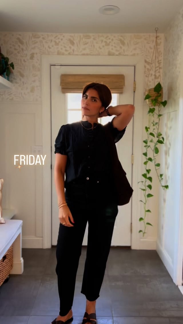 Total black for a morning of Mahjong 🀄️ Black is not my best color but I’m balancing the brightness (yes, black is bright in terms of saturation/chroma) with blush and lips in my seasonal palette and the brown in my accessories. Don’t believe me? What did you notice first, my face or my clothes? Nevertheless I love wearing black and won’t stop but I am aware that is too cool for my warm undertone.
.
.
Negro total para una mañana de Mahjong 🀄️ El negro no es mi mejor color, pero estoy equilibrando su brillo (sí, el negro es brillante en términos de saturación/croma) con rubor y labios en mi paleta estacional y accesorios en marrón. ¿No me crees? ¿Qué notaste primero, mi cara o mi ropa? Sin embargo, me encanta vestir de negro y no me detendré, pero soy consciente de que es demasiado frío para mi tono cálido.#stylewithless #styleoverforty #coloranalysis #seasonalpalette #shopyourcloset