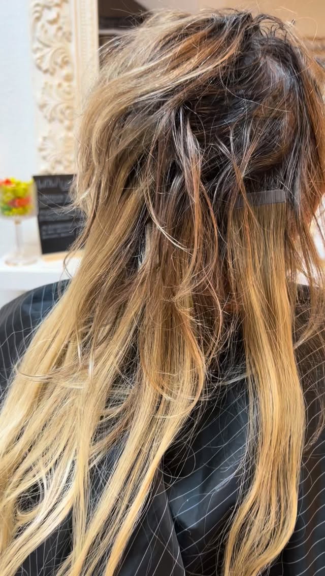 Manchmal braucht es keinen kompletten Neuanfang – nur die richtige Technik💫
Rausgewachsene Tapes, falsche Farbe, kein Glanz – aber alles ist reparierbar, wenn man weiß, wie 💕
Ich habe die alten Extensions entfernt und neue Waves eingesetzt, die perfekt zu ihrem Naturhaar passen.
Das Ergebnis? Natürlich, weich, unsichtbar – genau dafür bin ich bekannt ✨
Du willst Extensions, die sich anfühlen wie dein eigenes Haar?
👉 Buche jetzt deine individuelle Beratung online oder schreib mir direkt per DM 💇🏼♀️
Gemeinsam finden wir die perfekte Haarlösung ✨
📍Bel Hair
Rosenstrasse 6
8700 Küsnacht
#haarextensions #wavesextensions #hairstylistzurich #belhairkuesnacht #extensionsspezialist #haaverlängerung #haaverdichtung #naturhaare #beforeandafterhair #healthyhairjourney #belhairküsnacht #zurich #küsnacht