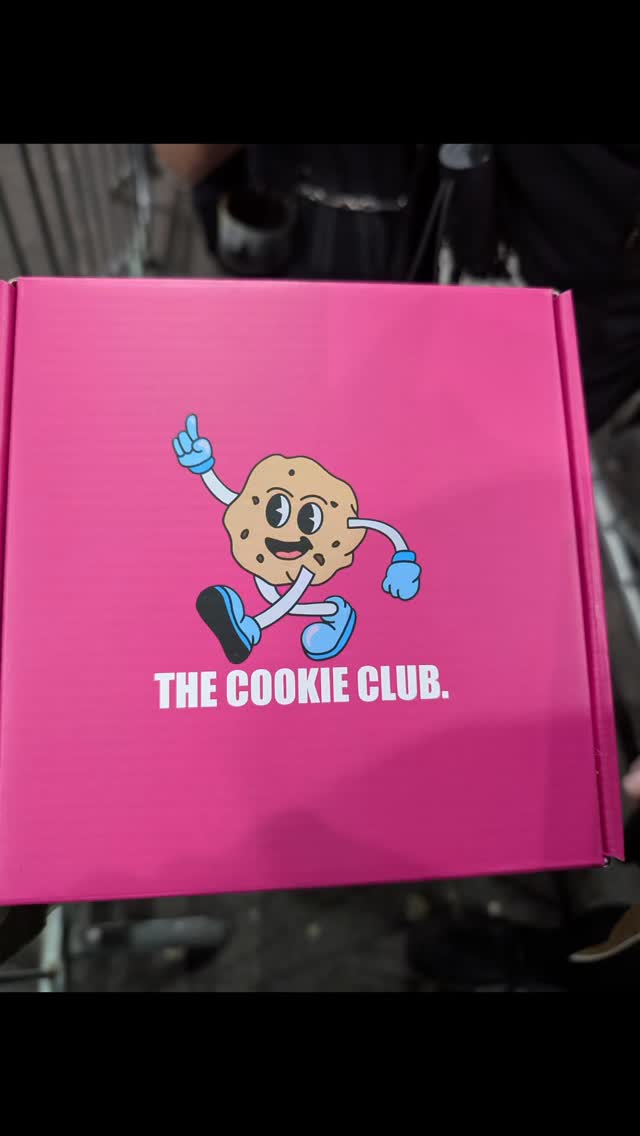 Day 2 of @comicconscotland and, though my spine feels like it's collapsing faster than a battle droid army on Naboo, I am now powered by a Freddo cookie and abundant geekery. Onwards @drawingstuff8519 !!!
#nerd