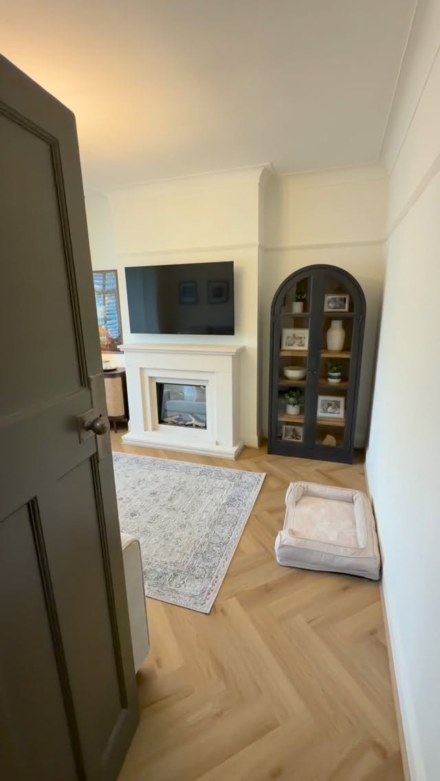 The Snug 🤍
89mm Shutters with urban louvres and hidden tilt ✅
.
.
.
#blinds #shutters #windowtreatments #homedecor #interiordesign #homeimprovement #plantationshutters #rollerblinds #venetianblinds #romanblinds #homerenovation #homedesign #interiors #residential #windowcoverings #decor #interiordecorating #luxuryhomes #softfurnishings #homeinterior #Liverpool #Liverpoolblinds #Merseyside #ShuttersLiverpool #Blindsliverpool