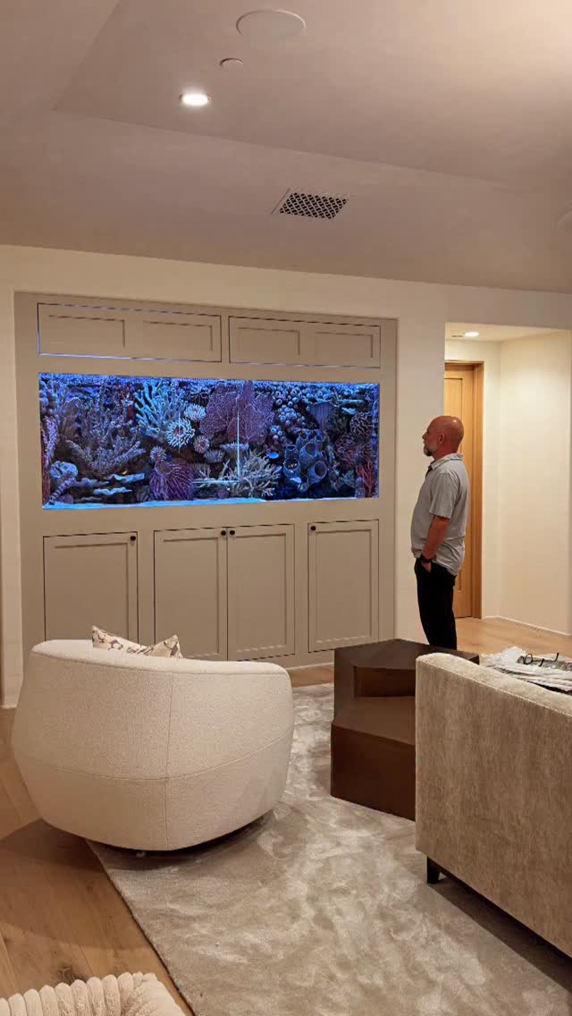 Luxury meets tranquility — right at home 🐠✨
.
.
.
.
#oceansaquariumdesign #oceansaquarium #customaquarium #customfishtank #aquariumdesign #saltwateraquarium #aquariumlife #saltwaterfish #aquariumfans