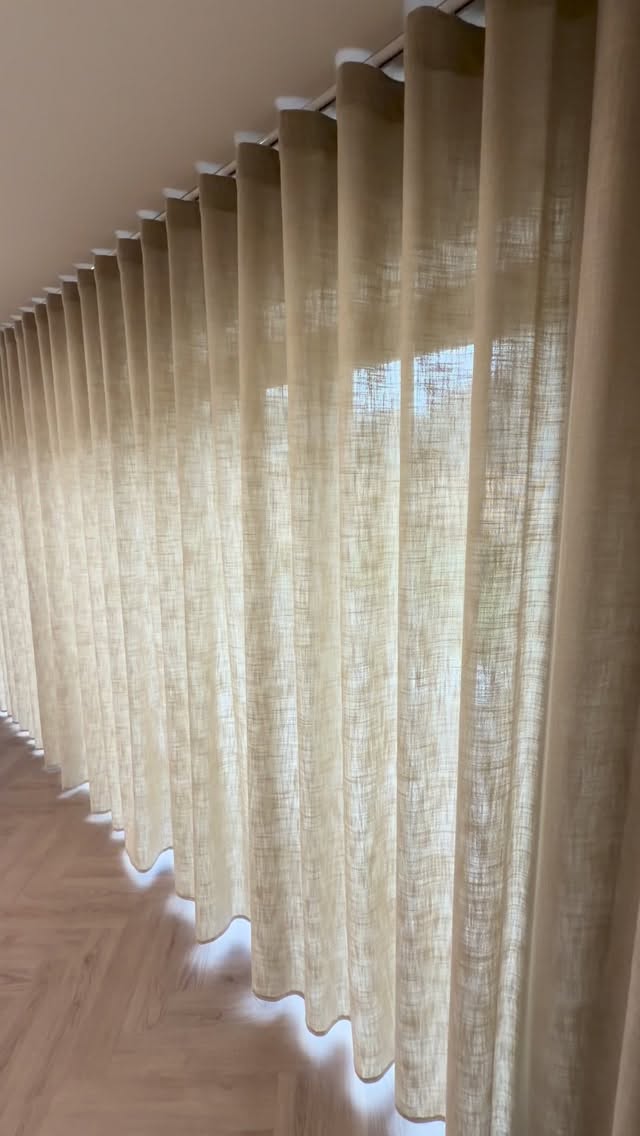 Wave headed voiles with matching Roman Blinds 🤩
Fabric used @prestigioustextiles Wisp Linen 🤍
.
.
.
#blinds #shutters #windowtreatments #homedecor #interiordesign #homeimprovement #plantationshutters #rollerblinds #venetianblinds #romanblinds #homerenovation #homedesign #interiors #residential #windowcoverings #decor #interiordecorating #luxuryhomes #softfurnishings #homeinterior #Liverpool #Liverpoolblinds #Merseyside #ShuttersLiverpool #Blindsliverpool