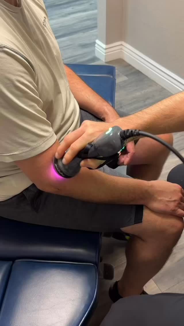 Your elbow doesn’t need rest — it needs results.
-Shockwave
-Graston
-ART
-Laser
4 techniques. 1 goal: get you back in the game pain-free.
#ElbowPainRelief #ShockwaveTherapy #SportsChiropractic #chiropractic