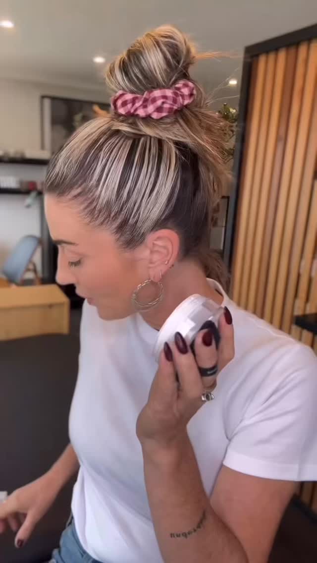 Our Aqueous Setting Powder is Talc Free !!
This means it’s super gentle on sensitive/mature skin and avoids heavy talc build up!
It has ultra fine-milled texture which gives a soft-focus blur while still letting your skin show through.
Works beautifully over cream products (blush/highlight) without caking!
xx
#maxandlouie #talcfreepowder