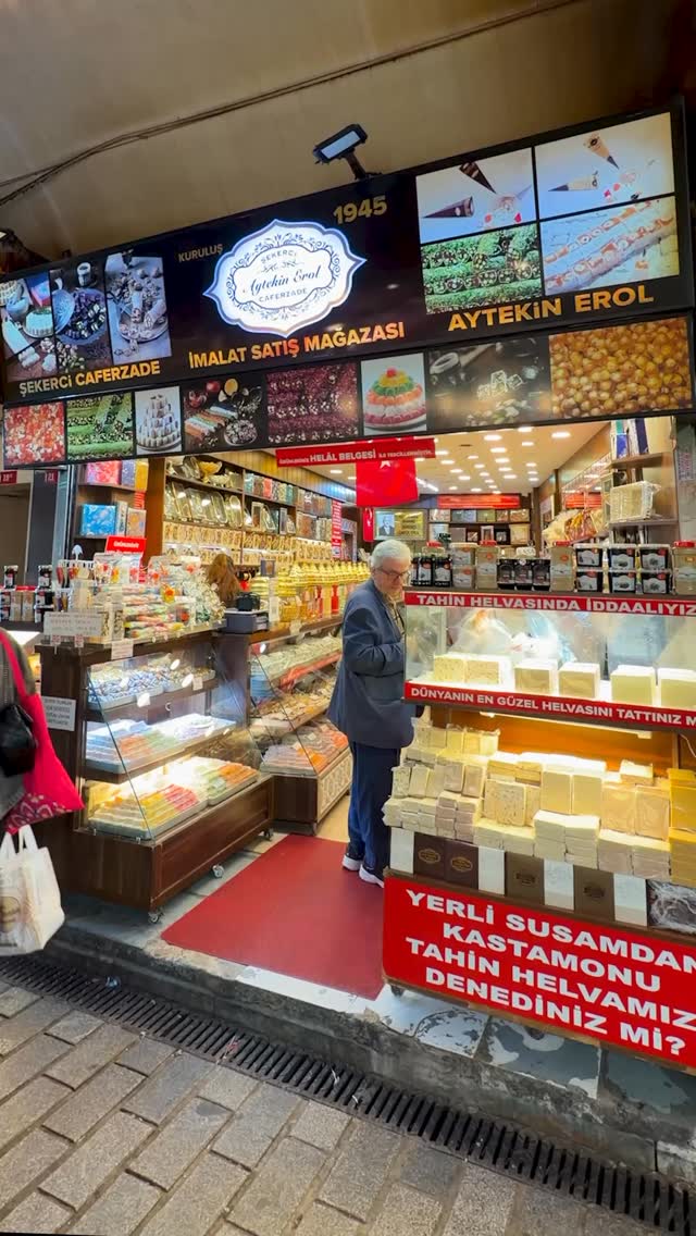 Gelenek, ustalık ve lezzet için en yakın şubemize bekliyoruz! ☺️
📍Üsküdar Merkez İmalat
📍Üsküdar Balıkçılar Çarşısı
📍Kadıköy Balıkçılar Çarşısı
#ŞekerciCaferzade #Üsküdar #Kadıköy
