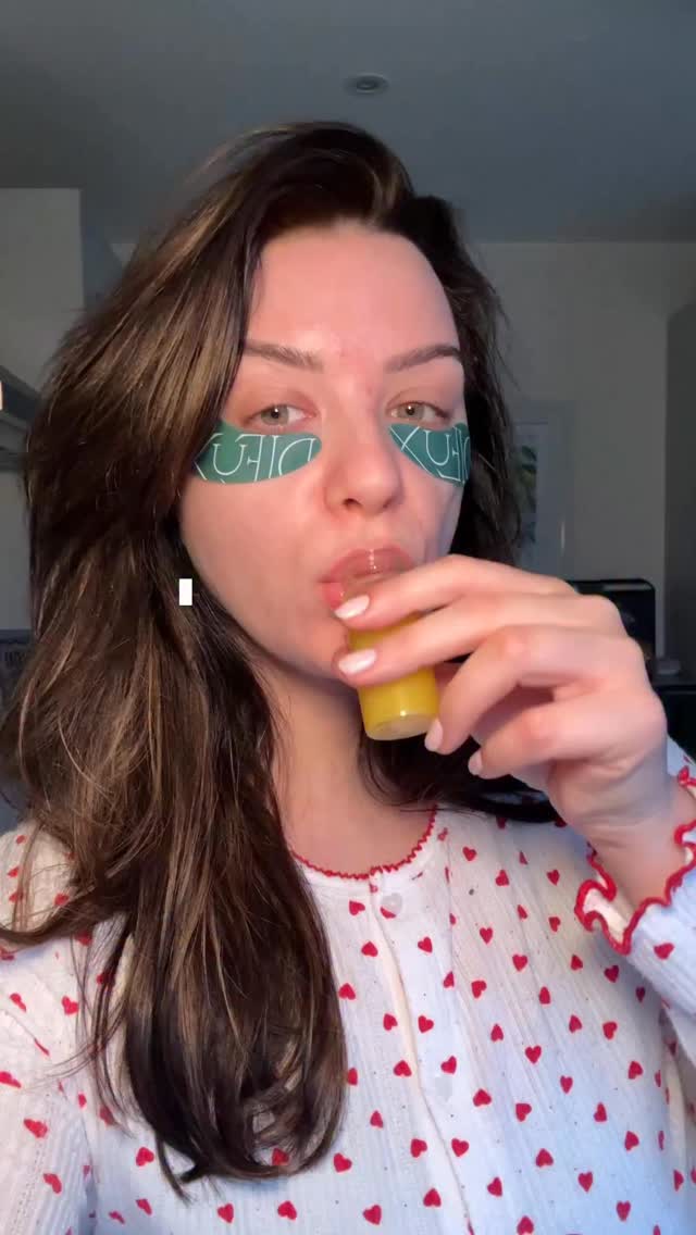 Ginger, tumeric, orange, lemon & black pepper shots 😋
Even though my face partly says I don’t like it, I love them it was just PUNCHY! 🤪
These shots are packed with immune boosting and skin loving nutrients. Lemon and orange provide vitamin C, which supports collagen production for firm, glowing skin while also strengthening the immune system.
Ginger and turmeric have anti-inflammatory and antimicrobial properties that help reduce redness, breakouts, and irritation. Black pepper enhances curcumin absorption, maximising turmeric’s benefits for both skin and immunity.
Taking one daily helps combat oxidative stress, supports gut health (which is key for clear skin), and keeps your body and skin resilient from the inside out 🫚🍊🍋