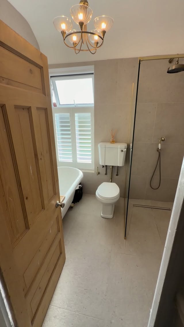 We LOVE a cafe style bathroom shutter 🤩
.
.
.
#blinds #shutters #windowtreatments #homedecor #interiordesign #homeimprovement #plantationshutters #rollerblinds #venetianblinds #romanblinds #homerenovation #homedesign #interiors #residential #windowcoverings #decor #interiordecorating #luxuryhomes #softfurnishings #homeinterior #Liverpool #Liverpoolblinds #Merseyside #ShuttersLiverpool #Blindsliverpool