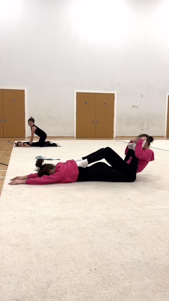 ✨ October at Shine Bright in a nutshell ✨
Learning, playing, laughing, rolling — together 💜
Our girls have been working hard on their routines, getting ready for the first competition of the season 🏅
We also celebrated with a spooky-fun Halloween Party 🎃 and our Half Term Camp featuring a beautiful Ballet Workshop 🩰
It’s been a month full of smiles, progress and memories 🥰
Want to join the fun? DM me “trial” for info on how to book 💫
#shinebrightgymnastics #rhythmicgymnasticslondon #rhythmicgymnasticskids #gymnasticsfun #londongymnasticsclub