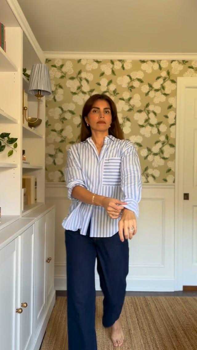 Fighting the urge to tuck this shirt 😝 the proportions cut my body in half and is making me look short. But this particular shirt from AYR is supposed to be worn untucked. Also, the fabric and tailoring are impeccable so while relaxed, the look still feels put together. The red ballet flats add a fun touch!
.
.
Resistiendo el impulso de meter esta camisa adentro del jean 😝 las proporciones cortan mi cuerpo por la mitad y hacen que me vea de más baja estatura. Pero este modelo de camisa de AYR es para usarla suelta. Además, la tela y la sastrería son impecables, por lo que, aunque el look sea casual, aún me siento arreglada. ¡Las bailarinas rojas añaden un toque divertido!