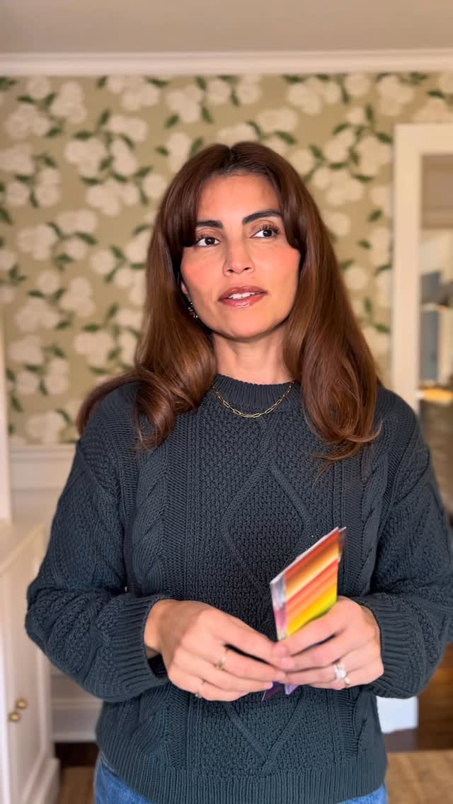 A few notes on color analysis:
Some people are skeptical, but it’s actually based on color theory and a bit of biology.
Your overall coloring is genetic, but your undertone comes from the mix of pigments under your skin — mainly melanin, hemoglobin, and carotene.
Color is just light reflecting, so when you drape with different shades, the color “behaves” differently depending on your undertone, contrast, and chroma.
That’s why the right colors feel harmonious — and the wrong ones feel like they’re wearing you.
.
.
Un par de notas en análisis de colorimetría:
Algunas personas dudan, pero en realidad se basa en la teoría del color y un poco de biología.
Tu coloración general es genética, pero tu subtono proviene de la mezcla de pigmentos debajo de tu piel, principalmente melanina, hemoglobina y caroteno.
El color es solo un reflejo de la luz, por lo que cuando cubres con diferentes tonos, el color “se comporta” de manera diferente dependiendo de tu tono, contraste y color.
Es por eso que los colores correctos se sienten armoniosos, y los incorrectos hace en el efecto contrario. #coloranalysismillburn #wardrobestylistmillburn