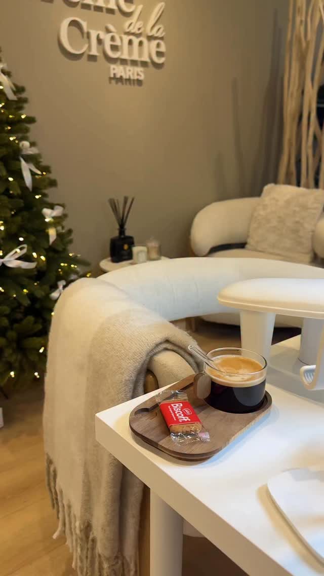 Ce petit moment agréable rien que pour vous ✨☕️
#manucurerusse #manucureparis #onglesparis #manucurerusseparis #маникюрпариж #lacremedelacremeparis #onglesparfaits #parisbeauty #русскийманикюрпариж #russianmanicure