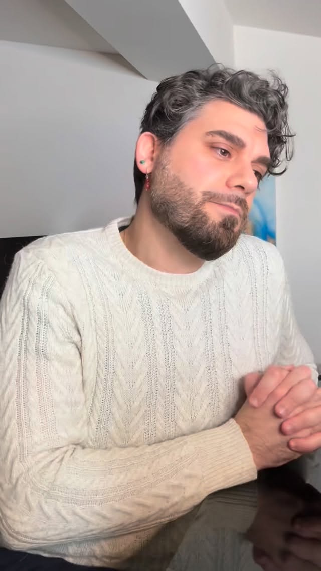 La nostra identità non è qualcosa che “abbiamo”, ma qualcosa che costruiamo ogni giorno. Ogni scelta — anche la più piccola — è un mattone che definisce chi diventiamo. Scegli consapevolmente, perché ogni decisione è un investimento nella tua futura versione. ✨
#CrescitaPersonale #MindsetCoach #Identità #ScelteConsapevoli #CoachingItalia