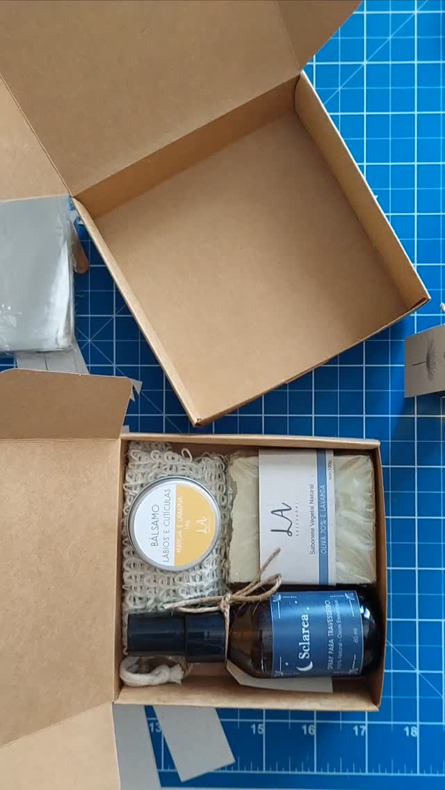 O kit Ritual do Sono foi pensado para acalmar, desacelerar e preparar corpo e mente para uma noite tranquila. É um kit criado para favorecer relaxamento, sono reparador e autocuidado noturno, ideal como presente de bem-estar. Perfeito para quem busca criar uma rotina noturna mais suave e acolhedora.