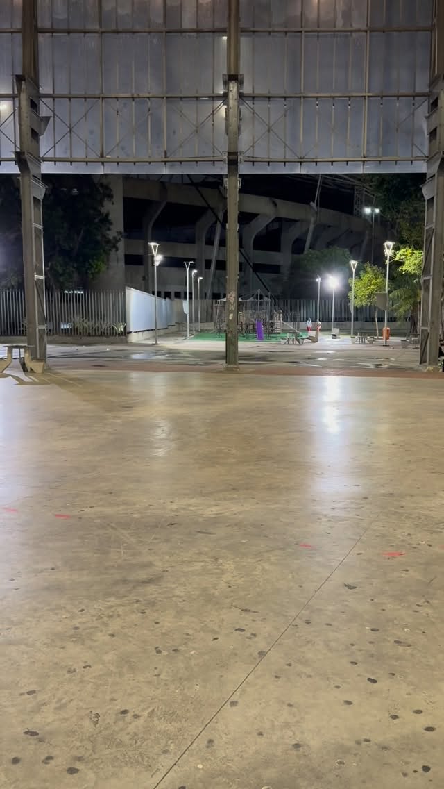 Série Baile & Aula — Episódio 7
No Ep. 7 a gente segue mostrando combinações reais pra quem vive entre aula e baile.
Look leve, funcional e com aquela estética BU que segura qualquer pista.
Vem com a gente e com @shockeju 🔥
💃: machão Blacksia / cropped top triângulo
🕺: camisa oversized Façam Aulas / Toné + Jogger moleotm
#BalançoUrbano #BaileEAula #Ep7