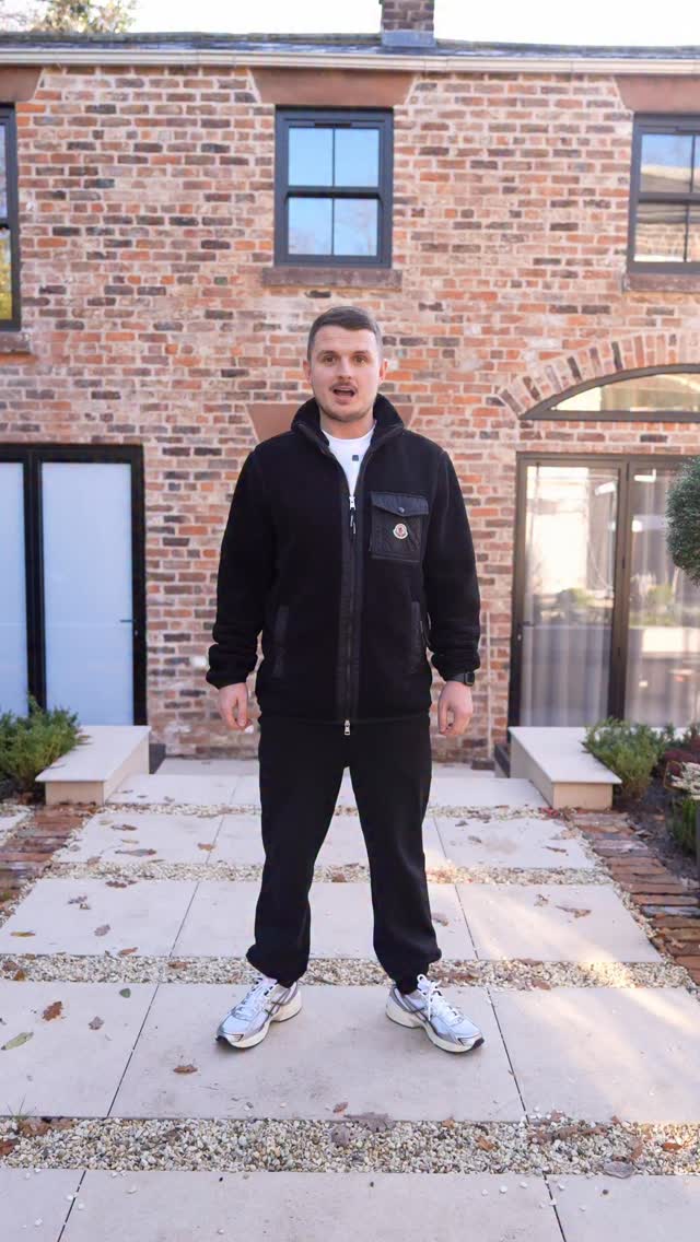 Come check out phase 1 of @thetaleofelmsvale window coverings for the Coach house 🤩
Starting with True fit black out pleated soft sell blinds in the Golf simulator and wave headed voiles in Hannah’s office 🤩
Stay tuned for phase 2 in the new year where we will be fitting black hardwood shutters and speaking to Hannah about her Reno and how recently become a full time boss and leaving the cooperate world 🚀
If you would like a quote for either of these products please drop us a DM even if your not in Merseyide we will point you to your nearest retailer 💯