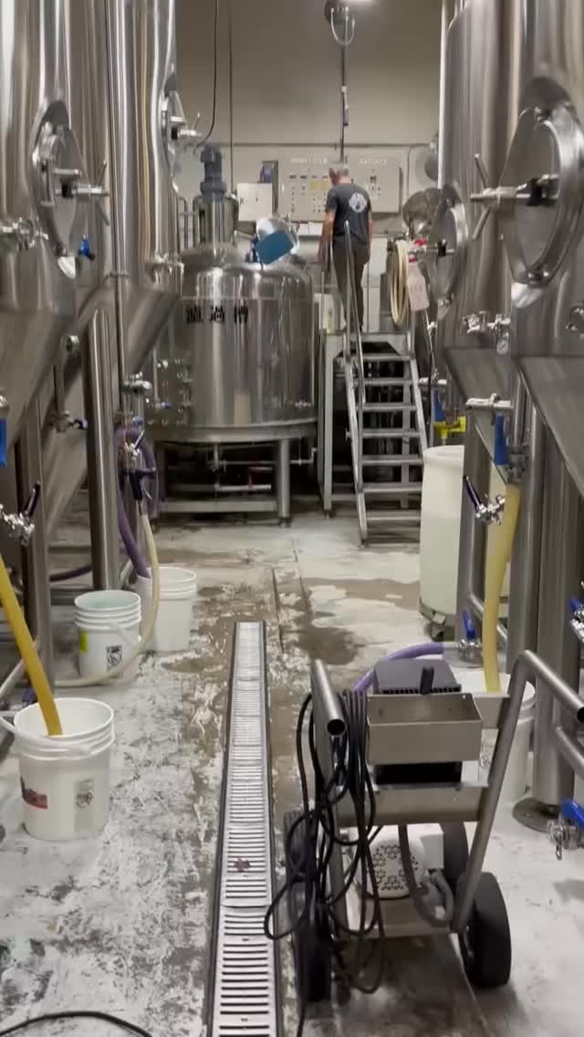 Crushing it, literally. 🍻
Ben & Jamey are keeping things flowing as they brew a fresh batch of our New England IPA, Liquid Crush! 🍊
Come stop by and try it for yourself! 🫵🏼
#liquidstatebeer #liquidstatebrewing #ithaca #ithacany #behindthescenes #beer #newenglandipa #liquidcrush #drinklocal #supportlocal #thinknydrinkny