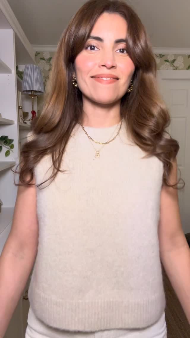 What I wore to see Frozen the musical at our local theater. This knit vest from @sezane is quickly becoming a hero piece in my closet. It has the perfect length, so no need to tuck it in, and is thick enough to keep me warm. I used the Frozen theme as my guide and opted for winter whites as the base and brown textures for the accents: teddy coat, suede boots, and suede handbag. Comfortable and perfectly warm for a very cold night.
.
.
Esto fue lo que me puse para ir a ver el musical de Frozen en el teatro de mi ciudad. Este chaleco de punto de @sezane se está convirtiendo rápidamente en una prenda imprescindible en mi armario. Tiene el largo perfecto, así que no necesito meterlo por dentro, y es lo suficientemente grueso como para abrigatmer. La tematica de la historia fue mi guia para este look y opté por tonos blancos invernales para la base y texturas en tonos marrones para los detalles, como este abrigo de peluche, y el ante enlas botas y el bolso. Cómodo y perfecto para una noche muy fría. #styleoverforty #intentionalwardrobe #winterwhites #personalstylistnyc #stylewithless