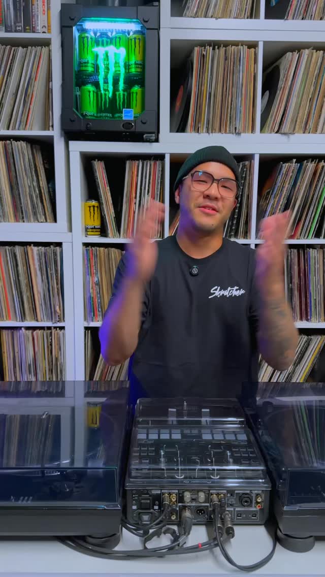 Découvre Randy Thong comme tu l’as jamais vu.
Une entrevue raw, 90 secondes pour comprendre son parcours, sa vibe et ce qui l’inspire derrière les tables tournantes.
Captée lors du tournage de son DJ set au Loop Room.
Authentique. Technique. Passion vraie.
Écoute son histoire. Plonge dans son univers.
#LeLoopRoom #LELOOP #RandyThong #Interview #DJCulture Turntablism HipHopVibes