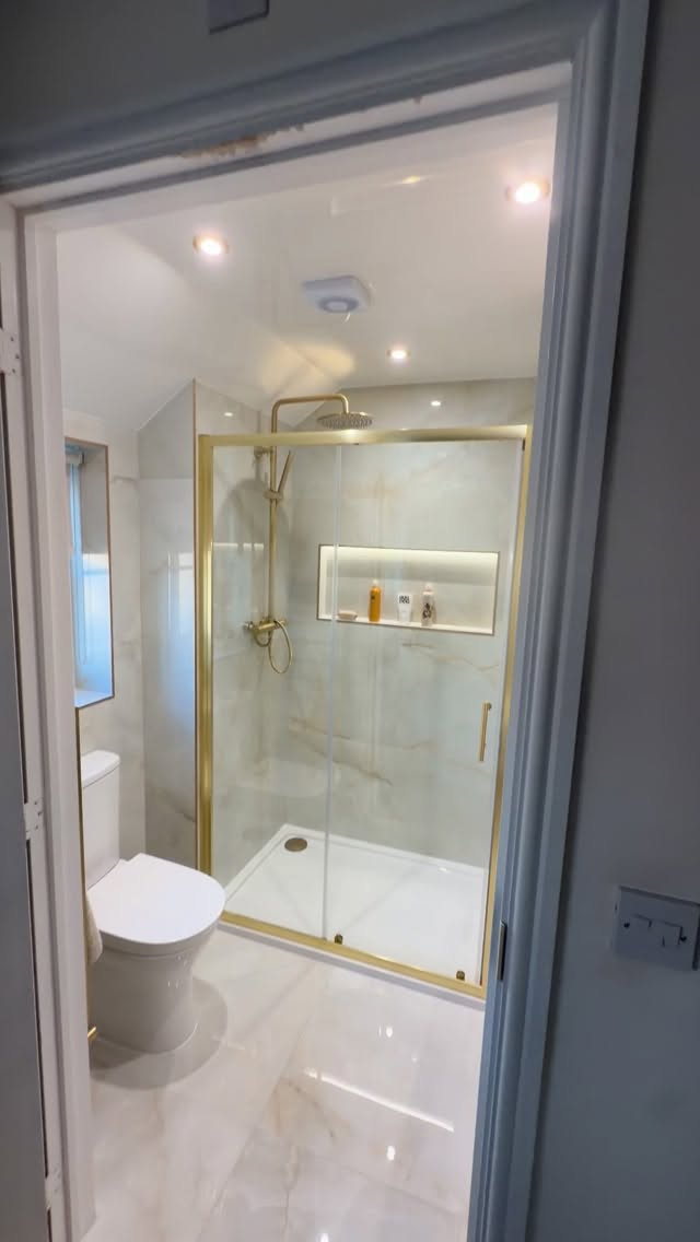 Recently completed en-suite by @hourihan_bathrooms for @ellielucy_scott 🤩where we have installed a roller blind in our most popular fabric Dove sometimes less is more for window coverings and this just finished it off nicely 🙏🏻
.
.
.
#blinds #shutters #windowtreatments #homedecor #interiordesign #homeimprovement #plantationshutters #rollerblinds #venetianblinds #romanblinds #homerenovation #homedesign #interiors #residential #windowcoverings #decor #interiordecorating #luxuryhomes #softfurnishings #homeinterior #Liverpool #Liverpoolblinds #Merseyside