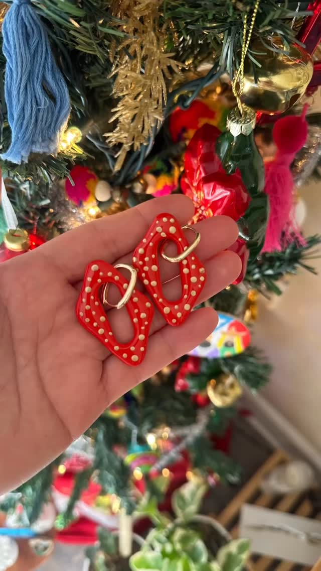 Disponible por DM o en brujacosmica.shop
#polymerclaycreations #boricua🇵🇷 #clayearrings #polymerclayearrings #shopsmall #handmade #clayallday #puertoricotiktokt #arcillapolimericatips #