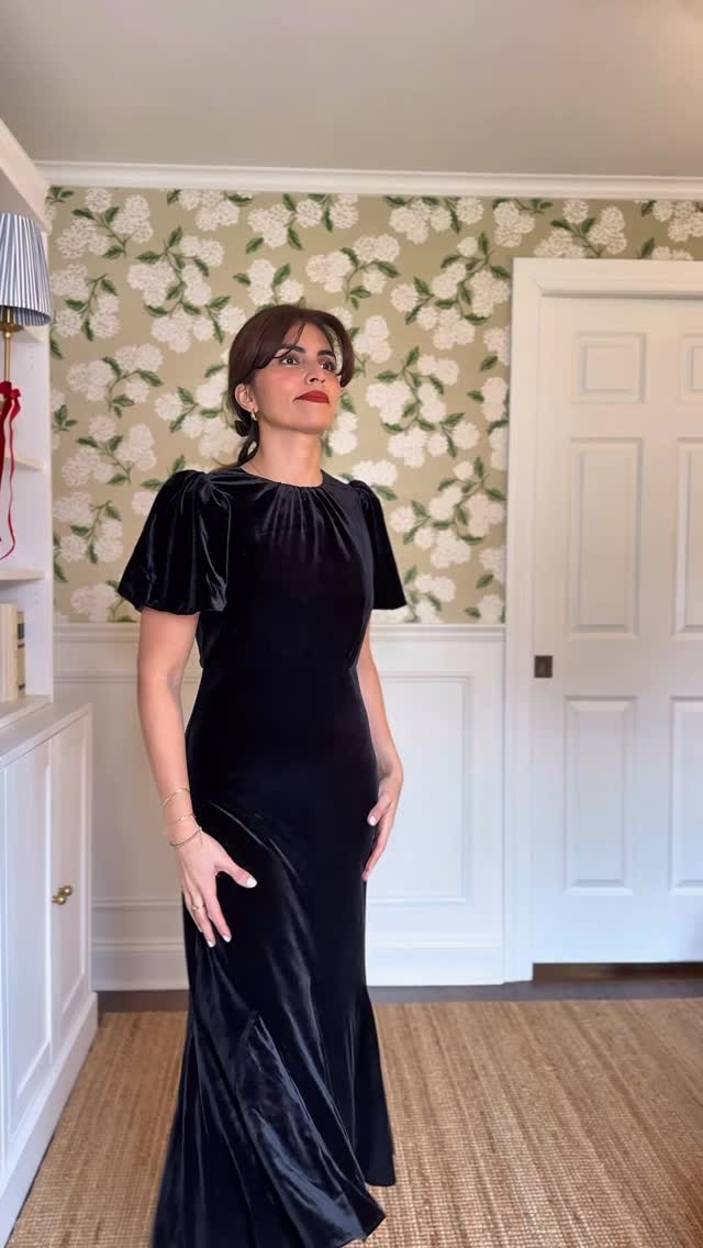 A look for any occasion using mostly items from previous years. No need to splurge every year. Focus on expanding your options by filling in the gaps with garments or accessories. This year I added gold pumps and a velvet blazer. Which one should I wear to this weekend's holiday party?
.
.
Un look para cualquier ocasión utilizando principalmente prendas de años anteriores. No hace falta gastar mucho dinero cada año. Concéntrate en ampliar tus opciones completando tu guardarropa con prendas o accesorios. Este año añadí unos zapatos de tacón dorados y un blazer de terciopelo. ¿Cuál debería ponerme para la fiesta de este fin de semana? #stylewithless #festivelooks #shopyourcloset #holidaypartyoutfit