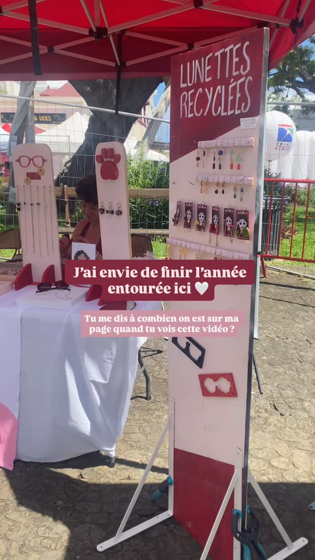 Bienvenue dans mon aventure. Merci de soutenir ma petite marque de bijoux upcyclés. Je fais tout avec beaucoup d’amour et surtout j’avance à mon rythme. Ti lamp ti lamp comme on dit a la réunion !