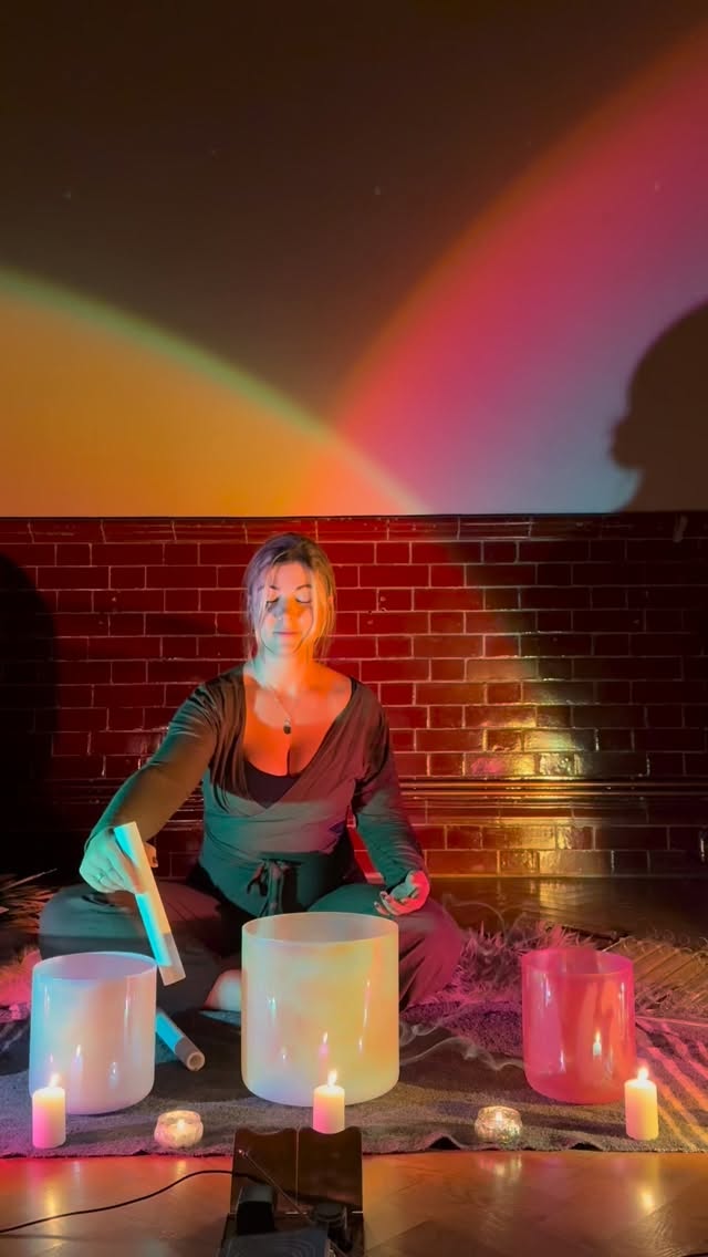 💎 Winter Solstice Sound Meditation 💎
An invitation to spend 6 minutes being gently guided and held by the sounds 💙✨
A gentle pause as we reach the midwinter moment.
Love Molly xxx
#soundmeditation #soundhealing #soundbath #wintersolstice #midwinter